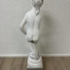 Vintage Frauenfigur Skulptur in Weiss auf Sockel