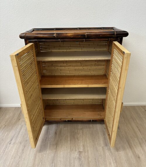 Vintage Konsolenschrank mit Bambusfront im Tropenstil