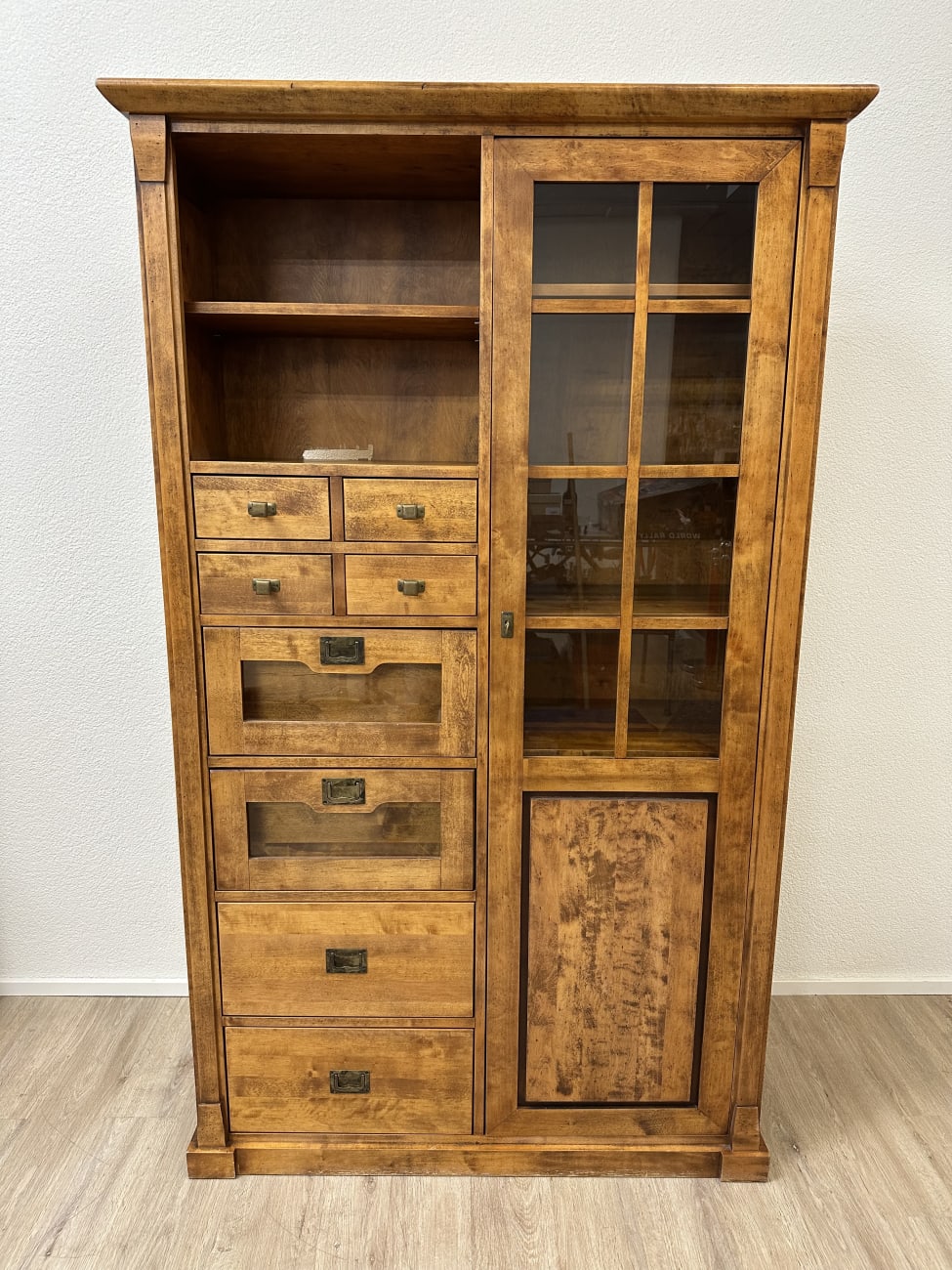 Vintage Holzvitrine mit Schubladen und Glastür