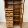 Vintage Holzvitrine mit Schubladen und Glastür