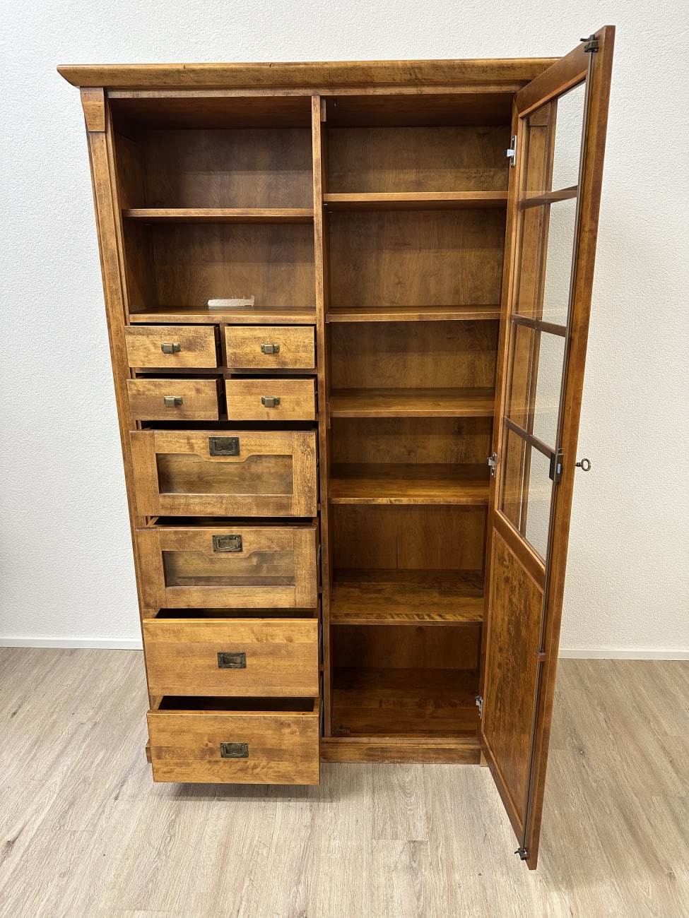Vintage Holzvitrine mit Schubladen und Glastür