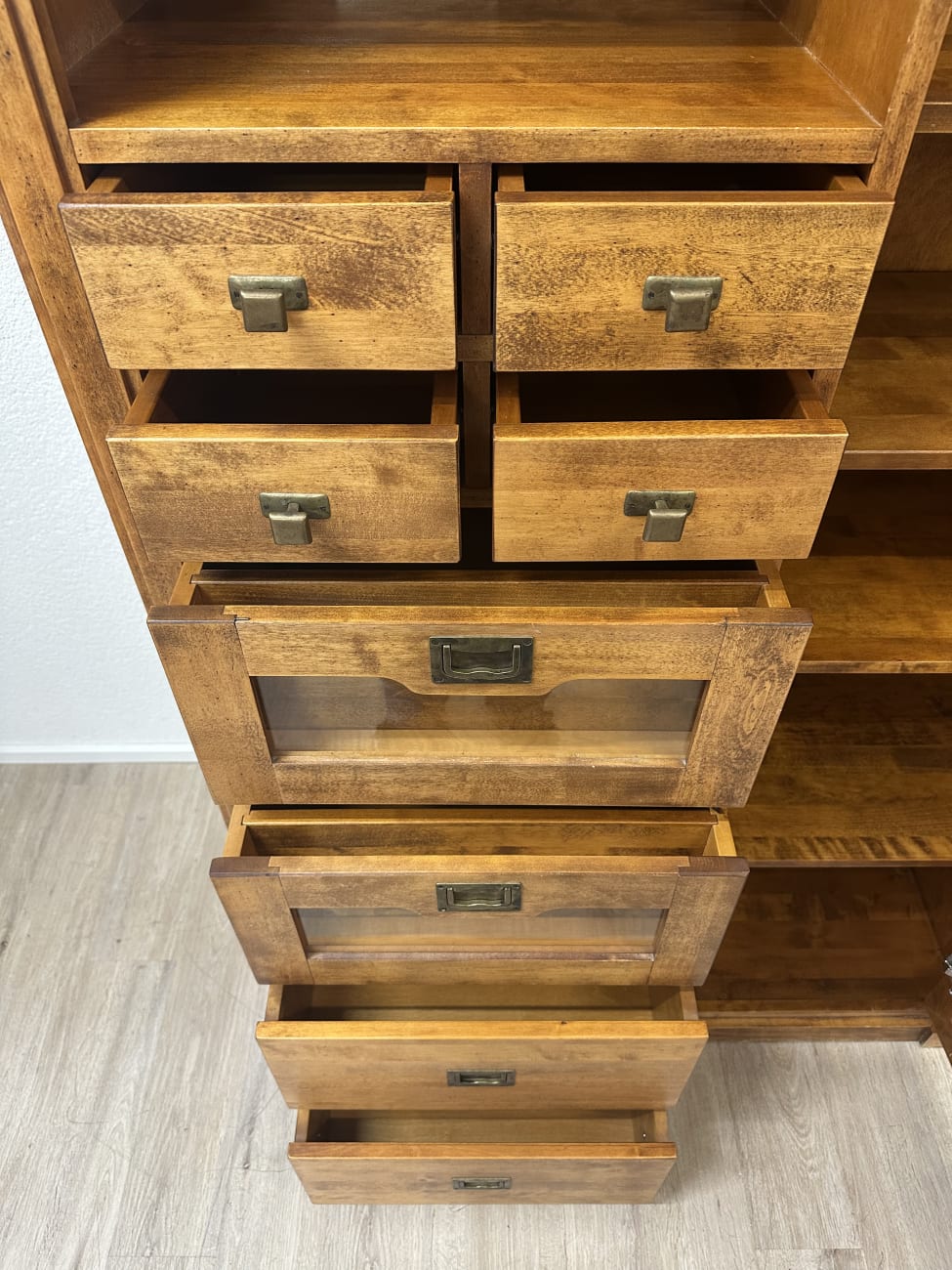 Vintage Holzvitrine mit Schubladen und Glastür