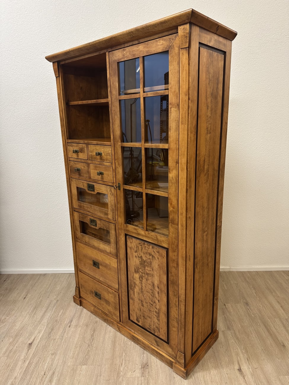 Vintage Holzvitrine mit Schubladen und Glastür