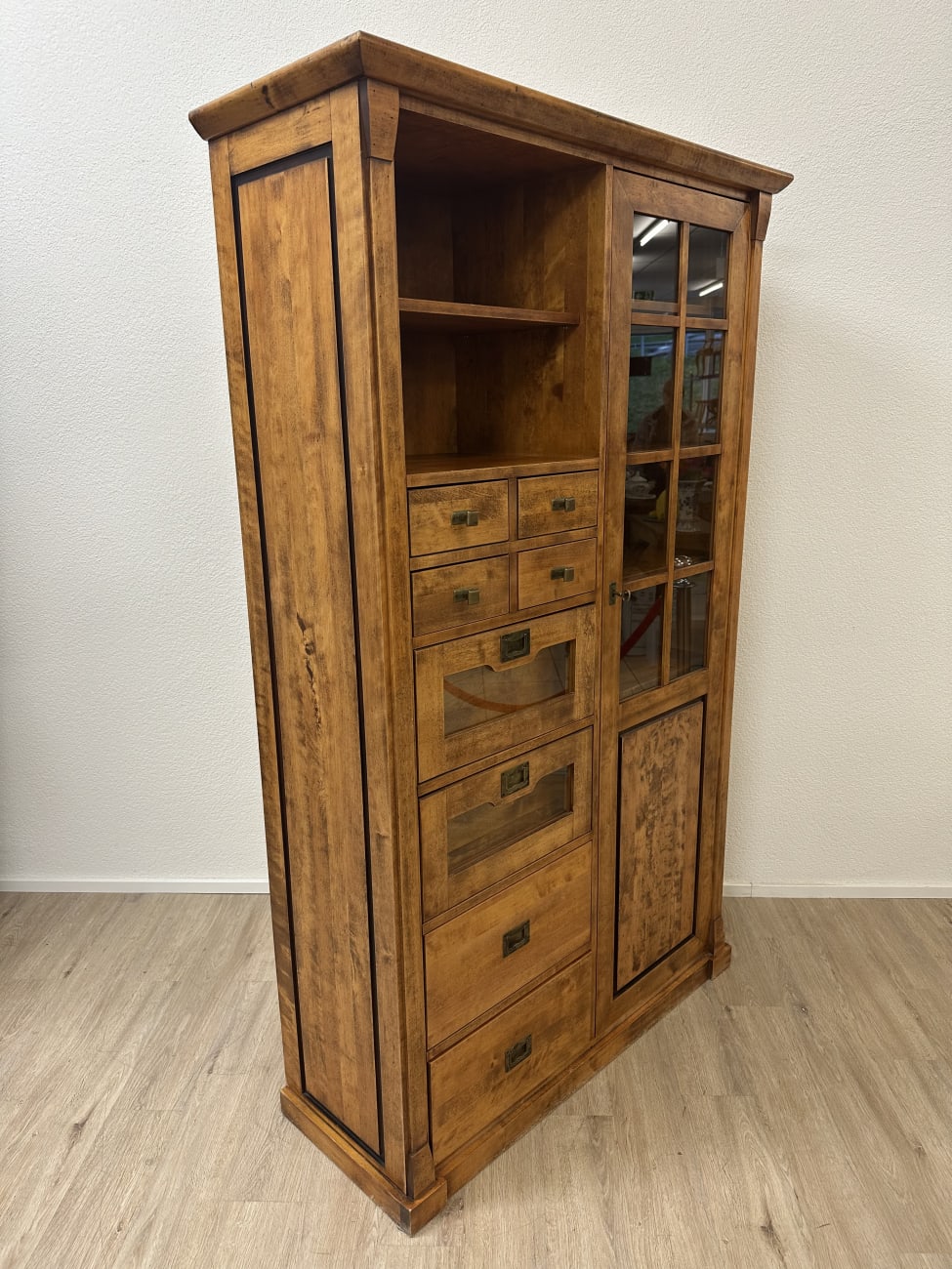 Vintage Holzvitrine mit Schubladen und Glastür