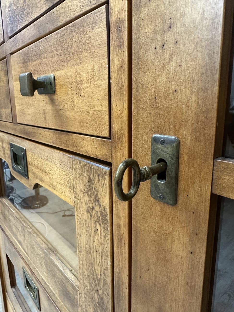 Vintage Holzvitrine mit Schubladen und Glastür