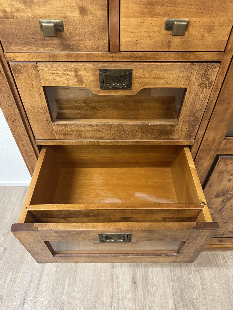 Vintage Holzvitrine mit Schubladen und Glastür