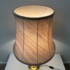 Vintage Tischlampe mit goldenem Sockel und Stoffschirm