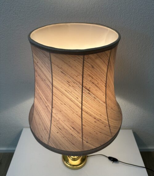 Vintage Tischlampe mit goldenem Sockel und Stoffschirm