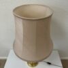 Vintage Tischlampe mit goldenem Sockel und Stoffschirm
