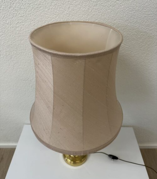 Vintage Tischlampe mit goldenem Sockel und Stoffschirm