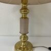 Vintage Tischlampe mit goldenem Sockel und Stoffschirm
