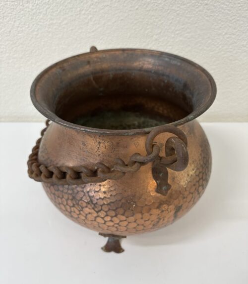 Vintage Kupferkessel mit Kette auf drei Füssen