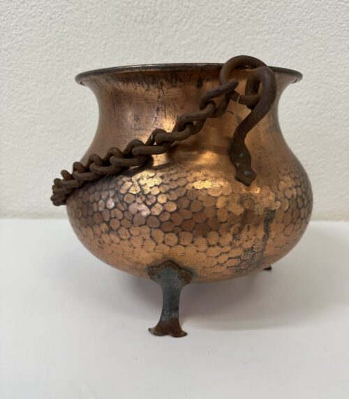 Vintage Kupferkessel mit Kette auf drei Füssen