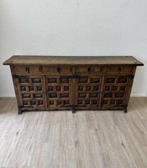 Vintage Sideboard mit Relieftüren aus Holz im Landhausstil