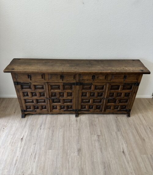 Vintage Sideboard mit Relieftüren aus Holz im Landhausstil