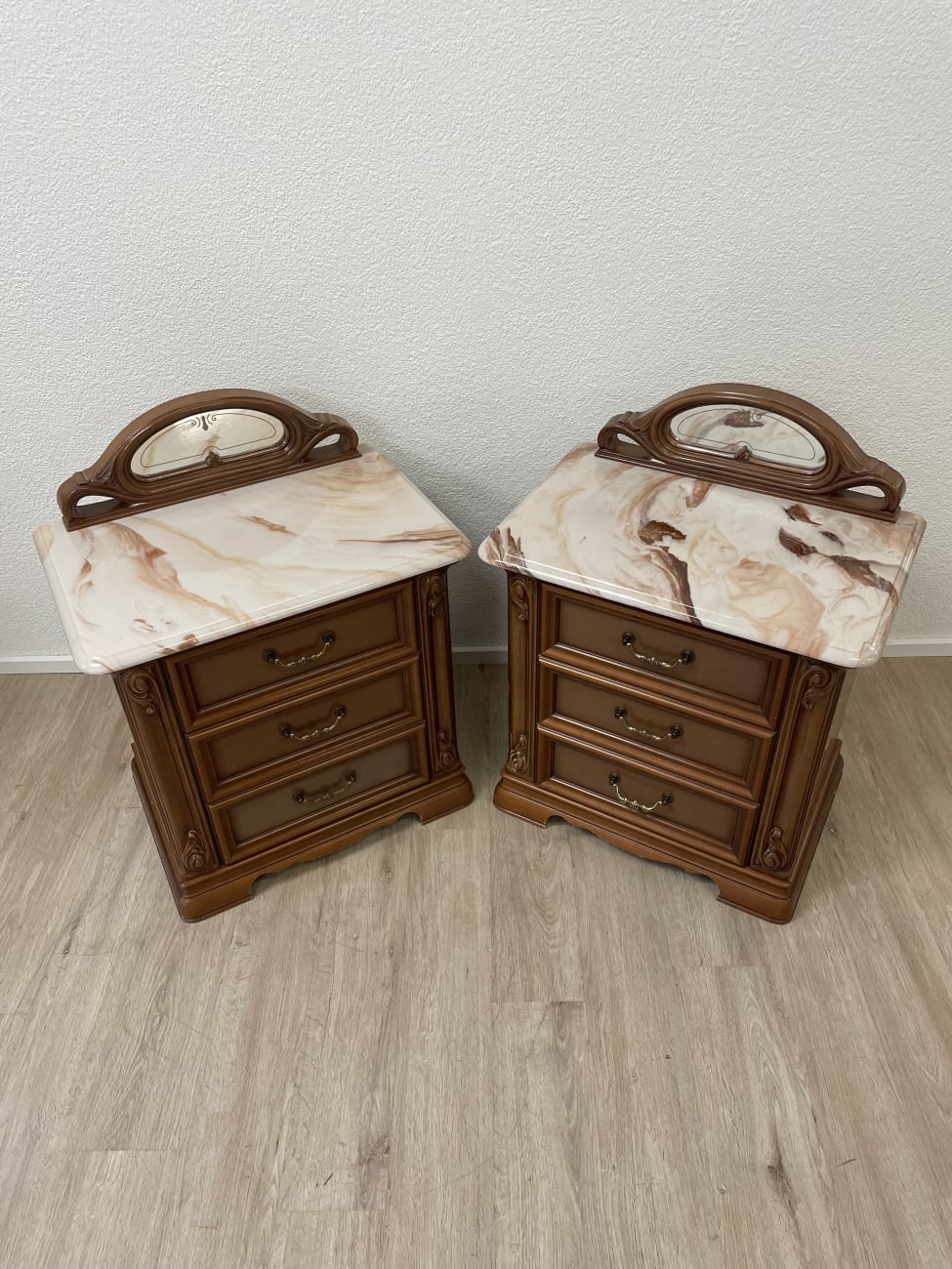 Vintage Nachttisch mit marmorierter Ablage und Spiegel