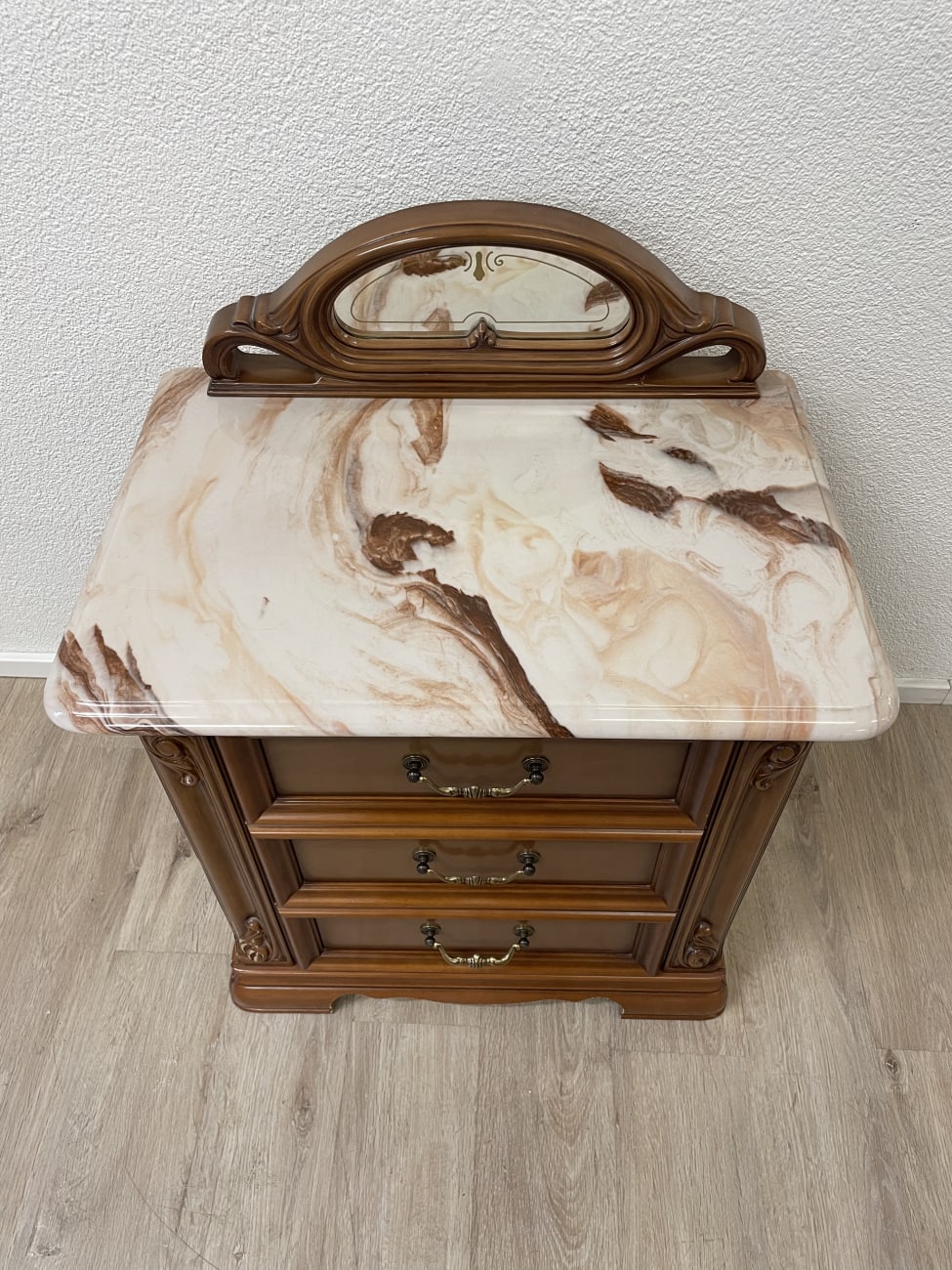 Vintage Nachttisch mit marmorierter Ablage und Spiegel