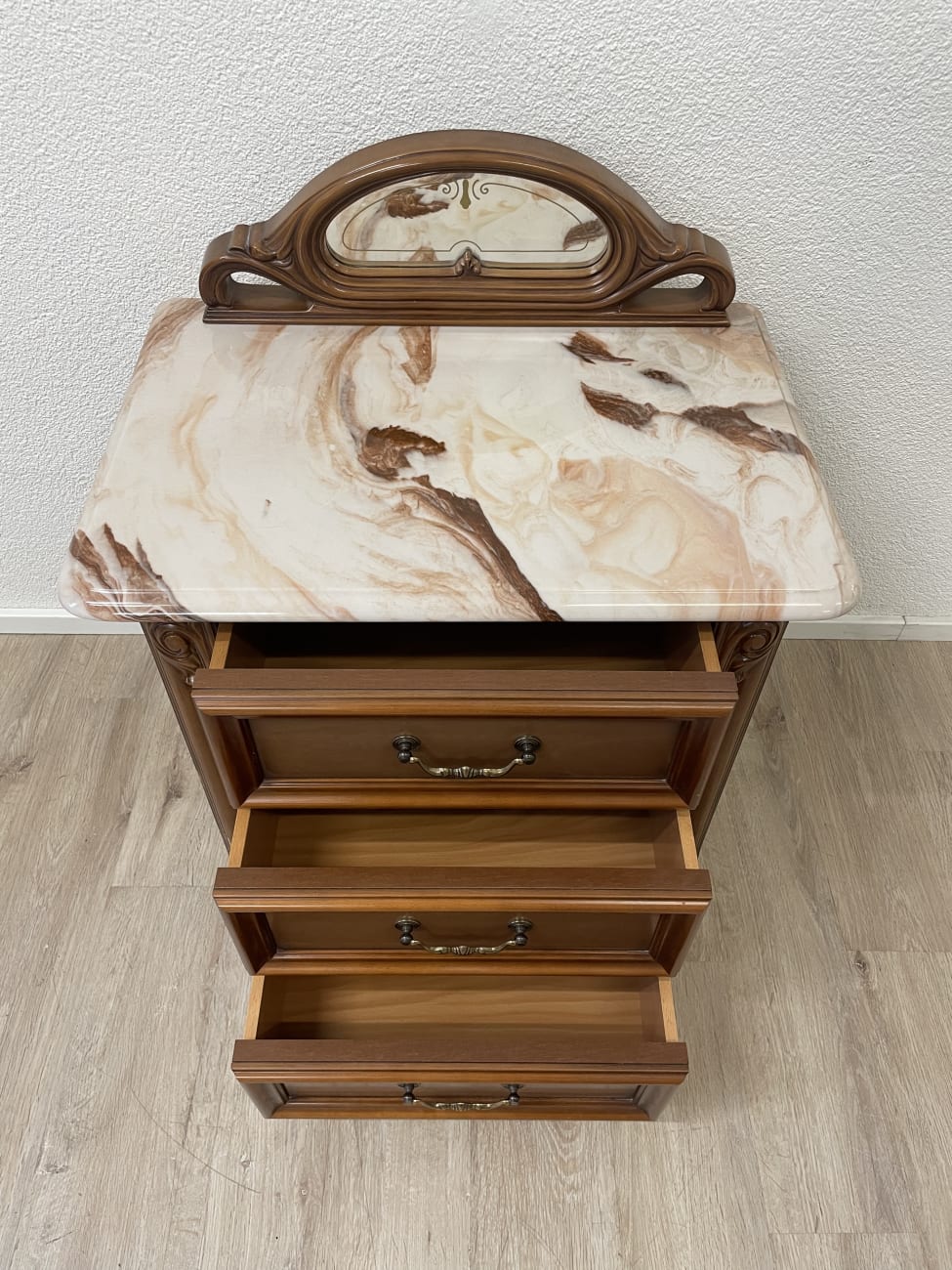Vintage Nachttisch mit marmorierter Ablage und Spiegel