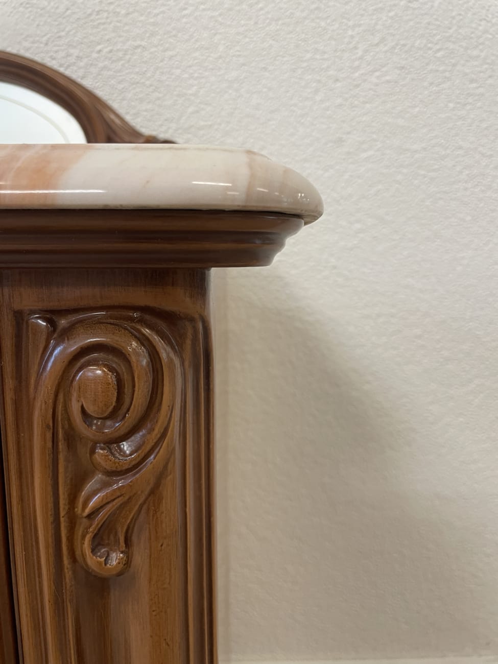 Vintage Nachttisch mit marmorierter Ablage und Spiegel