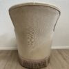 Vintage Sessel beige mit Knopfheftung und Fransenabschluss