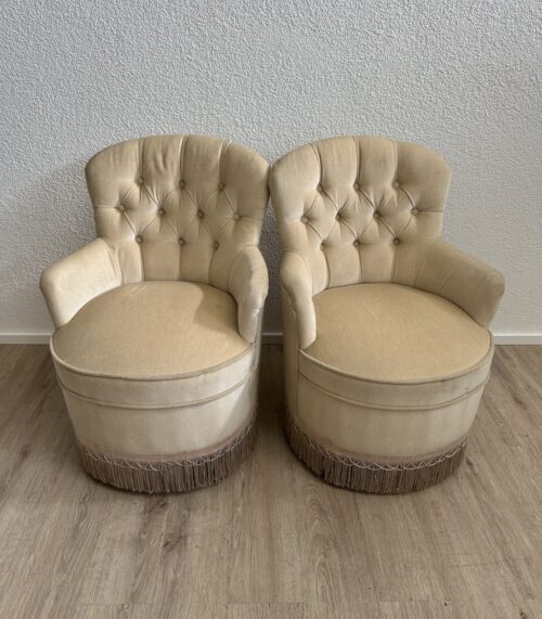 Vintage Sessel beige mit Knopfheftung und Fransenabschluss