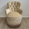 Vintage Sessel beige mit Knopfheftung und Fransenabschluss