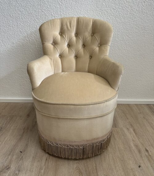 Vintage Sessel beige mit Knopfheftung und Fransenabschluss