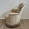 Vintage Sessel beige mit Knopfheftung und Fransenabschluss