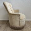 Vintage Sessel beige mit Knopfheftung und Fransenabschluss