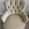 Vintage Sessel beige mit Knopfheftung und Fransenabschluss