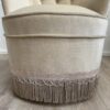 Vintage Sessel beige mit Knopfheftung und Fransenabschluss