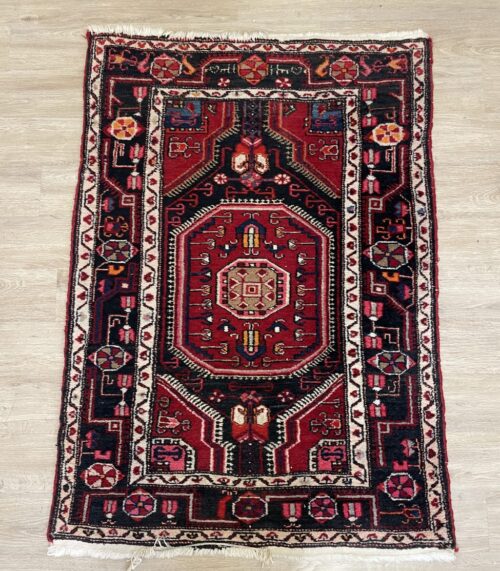 Dekorative Keramikvase mit bunter Bemalung und Deckel