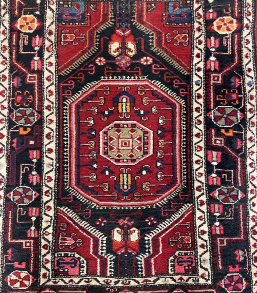 Dekorative Keramikvase mit bunter Bemalung und Deckel