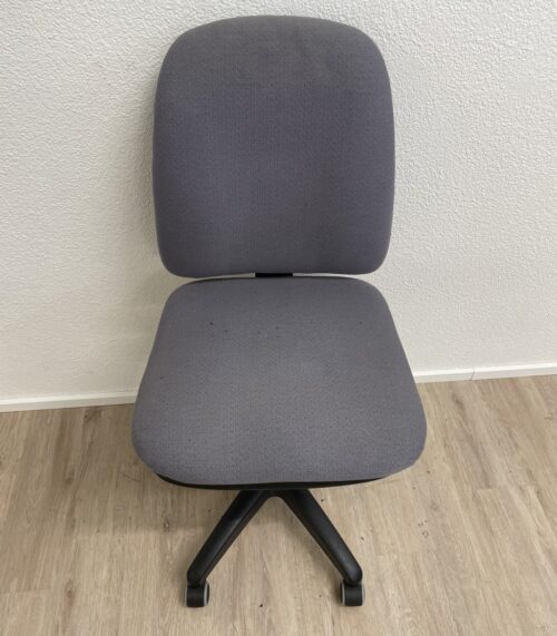 Moderner grauer Bürodrehstuhl mit Rollen