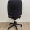 Moderner grauer Bürodrehstuhl mit Rollen