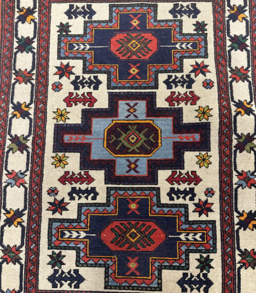 Vintage Orientteppich mit geometrischem Muster und Fransen