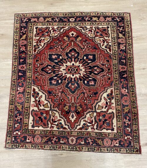 Orientteppich mit floralem Muster in Rot und Blau