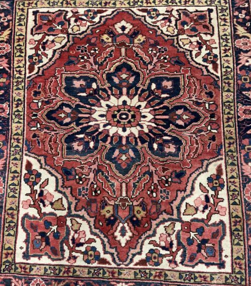 Orientteppich mit floralem Muster in Rot und Blau