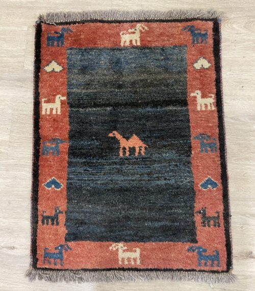 Orientteppich mit Tiermotiven in kräftigen Farben