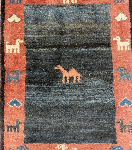 Orientteppich mit Tiermotiven in kräftigen Farben