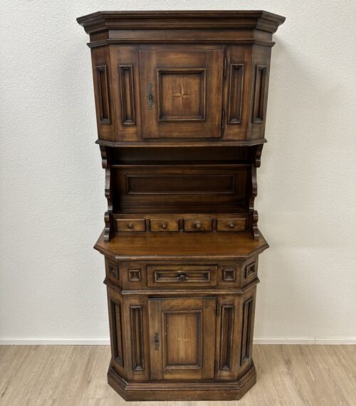 Vintage Buffetschrank aus Holz mit Kassettenfronten und Intarsie