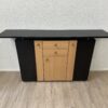 Modernes Sideboard mit Holzfront und schwarzen Seiten