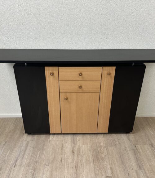 Modernes Sideboard mit Holzfront und schwarzen Seiten