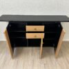 Modernes Sideboard mit Holzfront und schwarzen Seiten