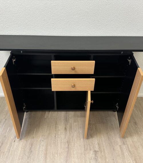 Modernes Sideboard mit Holzfront und schwarzen Seiten