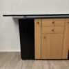 Modernes Sideboard mit Holzfront und schwarzen Seiten