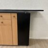 Modernes Sideboard mit Holzfront und schwarzen Seiten