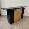 Modernes Sideboard mit Holzfront und schwarzen Seiten