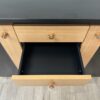 Modernes Sideboard mit Holzfront und schwarzen Seiten