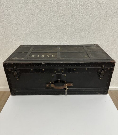 Antik Koffertruhe aus Holz mit Metallbeschlägen